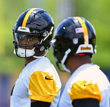 QB Justin Fields (izquierda) y QB Russell Wilson (derecha); Pittsburgh Steelers