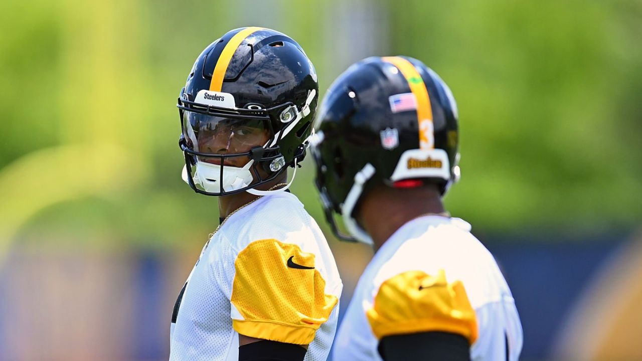 QB Justin Fields (izquierda) y QB Russell Wilson (derecha); Pittsburgh Steelers