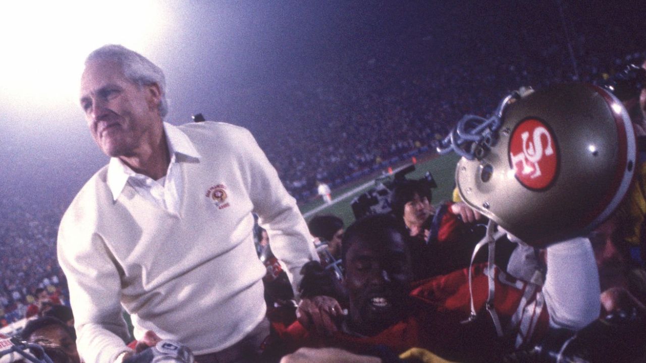 HC Bill Walsh con los San Francisco 49ers en el SB XIX