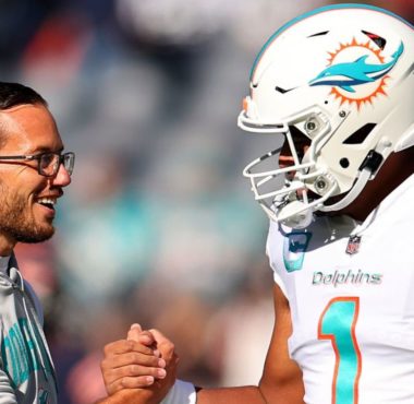 HC Mike McDaniel (izquierda) y QB Tua Tagovailoa, Miami Dolphins