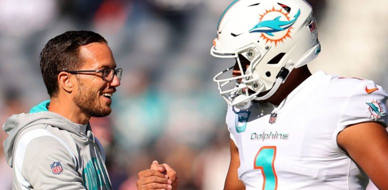 HC Mike McDaniel (izquierda) y QB Tua Tagovailoa, Miami Dolphins