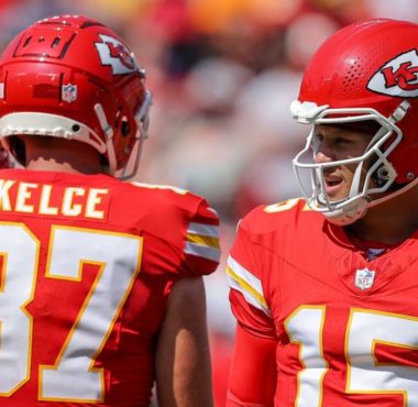 TE Travis Kelce (izquierda); QB Patrick Mahomes (derecha), Kansas City Chiefs