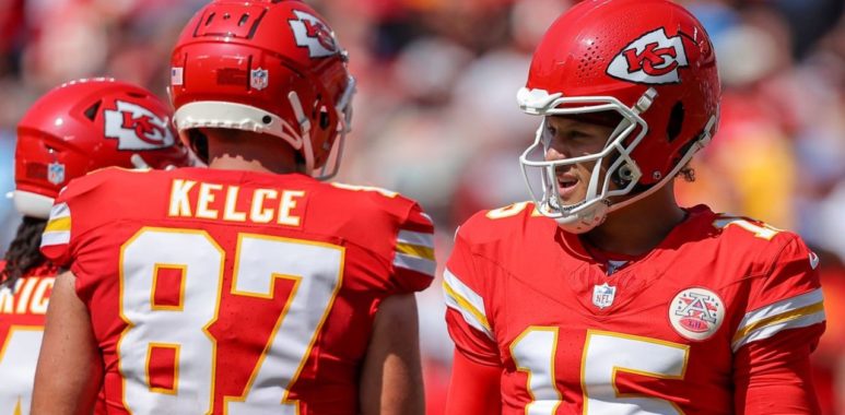 TE Travis Kelce (izquierda); QB Patrick Mahomes (derecha), Kansas City Chiefs