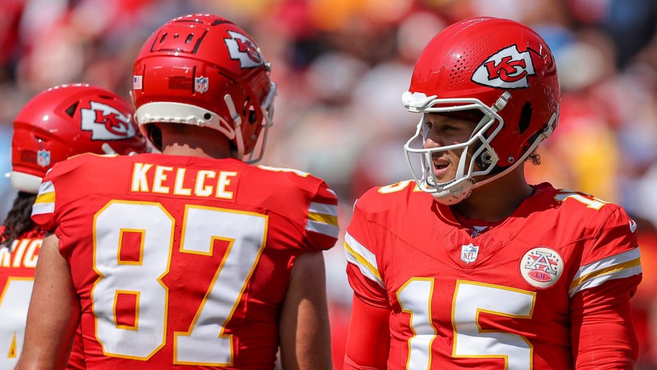 TE Travis Kelce (izquierda); QB Patrick Mahomes (derecha), Kansas City Chiefs