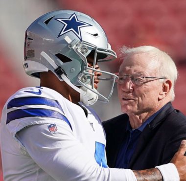 QB Dak Prescott (izquierda); dueño Jerry Jones (derecha), Dallas Cowboys