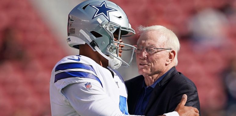 QB Dak Prescott (izquierda); dueño Jerry Jones (derecha), Dallas Cowboys