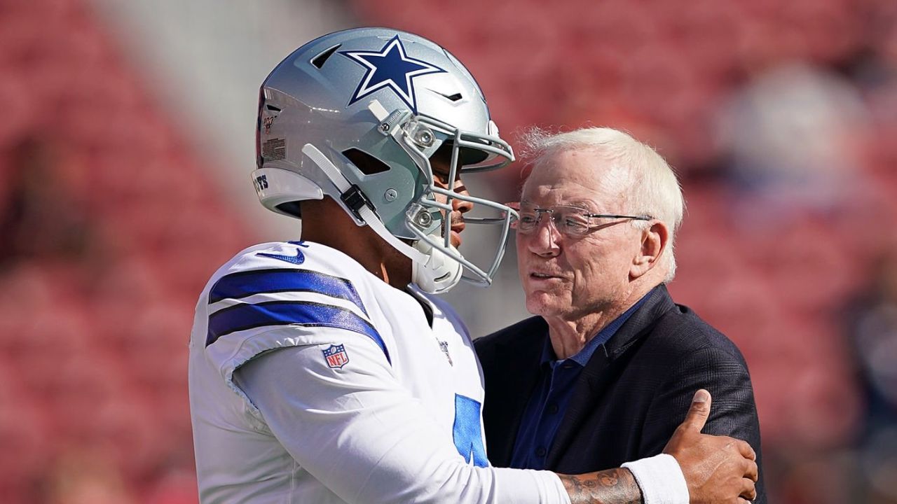 QB Dak Prescott (izquierda); dueño Jerry Jones (derecha), Dallas Cowboys