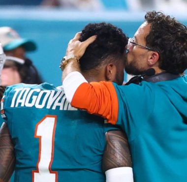 QB Tua Tagovailoa y HC Mike McDaniel, Miami Dolphins