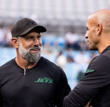 A la izquierda Jeff Ulbrich, a la derecha Robert Saleh, New York Jets