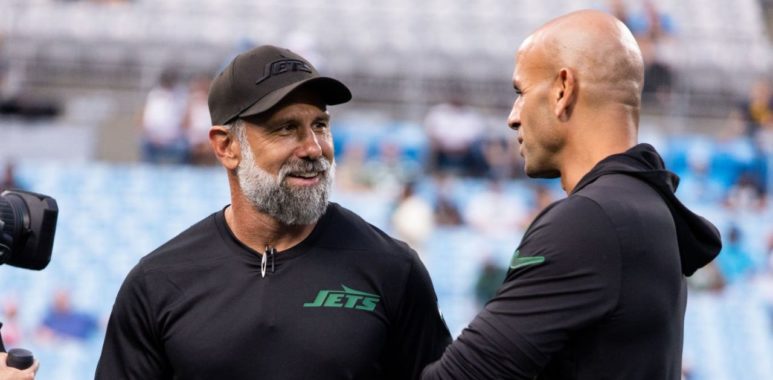 A la izquierda Jeff Ulbrich, a la derecha Robert Saleh, New York Jets