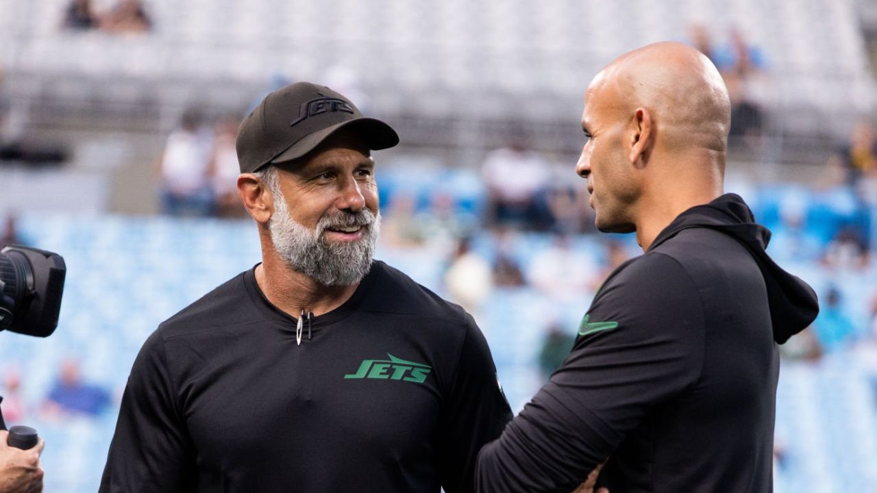 A la izquierda Jeff Ulbrich, a la derecha Robert Saleh, New York Jets