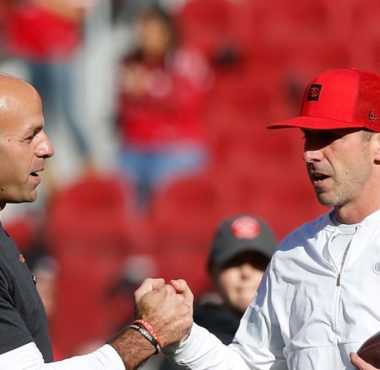 Robert Saleh (izquierda) y HC Kyle Shanahan (derecha) con los San Francisco 49ers