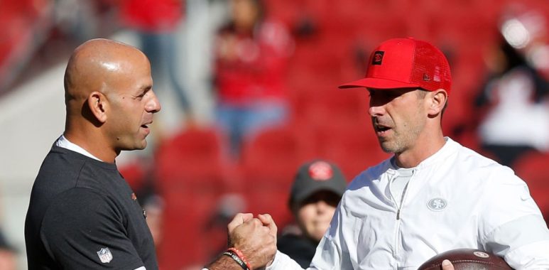 Robert Saleh (izquierda) y HC Kyle Shanahan (derecha) con los San Francisco 49ers