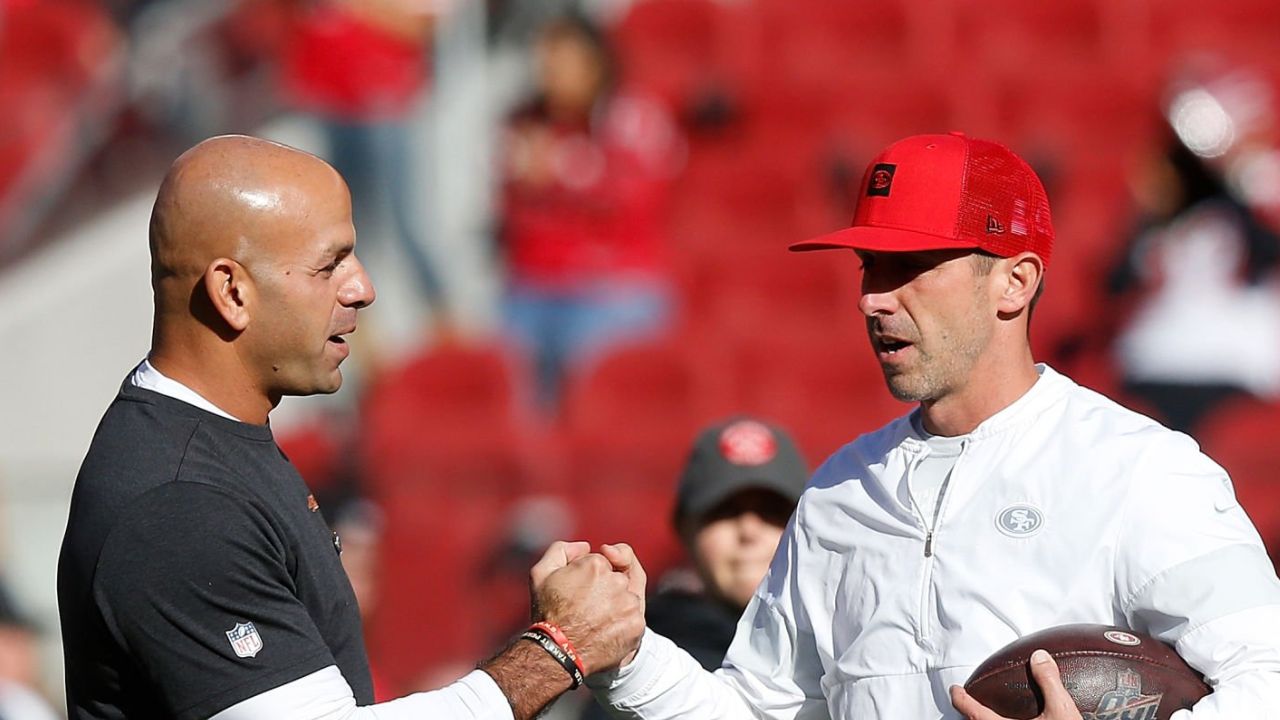 Robert Saleh (izquierda) y HC Kyle Shanahan (derecha) con los San Francisco 49ers