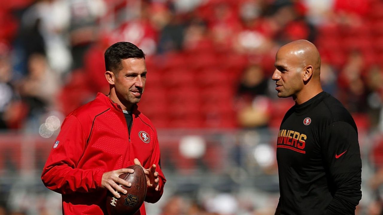 Robert Saleh (derecha) y HC Kyle Shanahan (izquierda) con los San Francisco 49ers