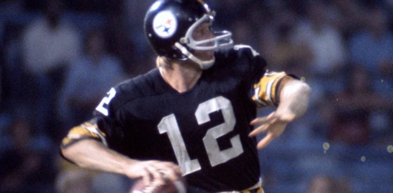 Terry Bradshaw (12) ex quarterback de los Pittsburgh Steelers.