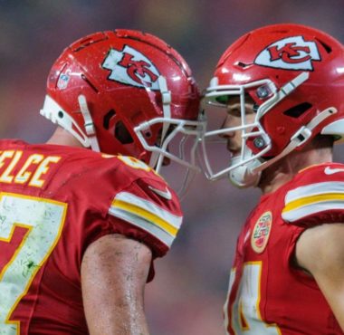 TE Travis Kelce (izquierda) y WR Justin Watson (derecha), Kansas City Chiefs