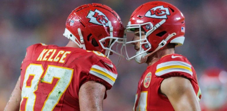 TE Travis Kelce (izquierda) y WR Justin Watson (derecha), Kansas City Chiefs