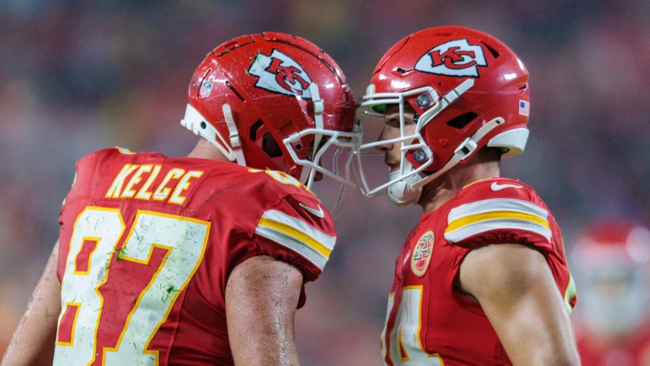 TE Travis Kelce (izquierda) y WR Justin Watson (derecha), Kansas City Chiefs