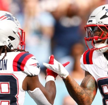 RB Rhamondre Stevenson (izquierda) y WR Kendrick Bourne (derecha), New England Patriots