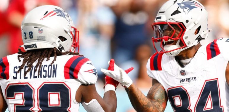 RB Rhamondre Stevenson (izquierda) y WR Kendrick Bourne (derecha), New England Patriots