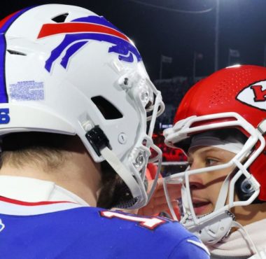 QB Patrick Mahomes, Kansas City Chiefs (derecha); QB Josh Allen, Buffalo Bills (izquierda)