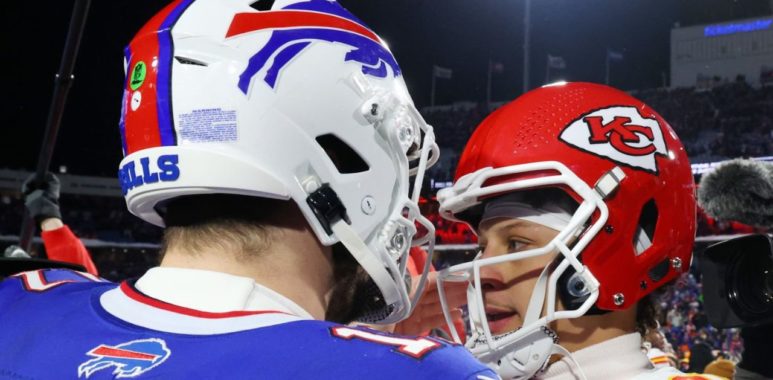 QB Patrick Mahomes, Kansas City Chiefs (derecha); QB Josh Allen, Buffalo Bills (izquierda)