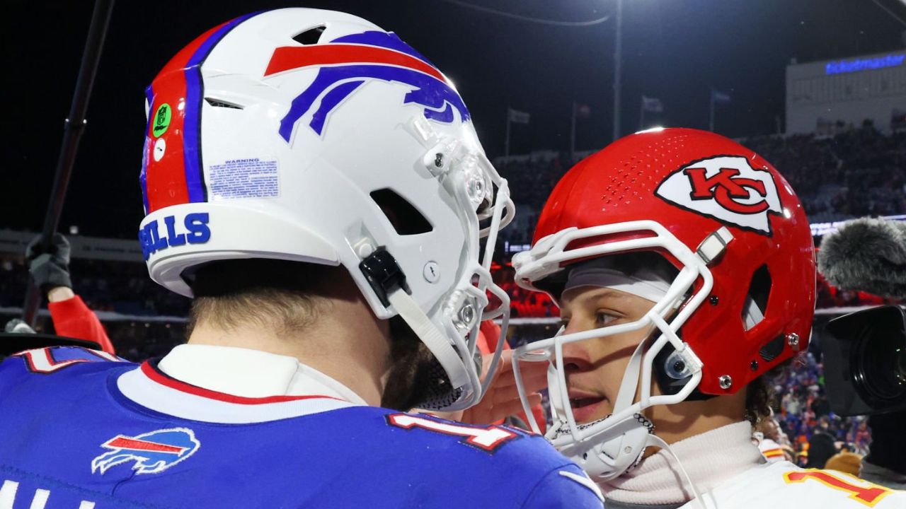 QB Patrick Mahomes, Kansas City Chiefs (derecha); QB Josh Allen, Buffalo Bills (izquierda)