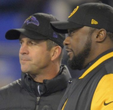 HC John Harbaugh, Baltimore Ravens (izquierda); HC Mike Tomlin, Pittsburgh Steelers (derecha)