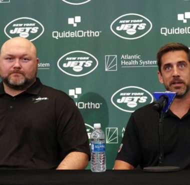 GM Joe Douglas y QB Aaron Rodgers, New York Jets