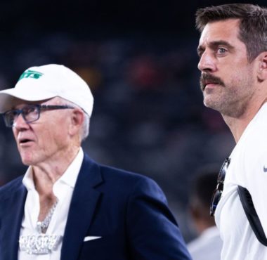 QB Aaron Rodgers y el dueño Woody Johnson, New York Jets