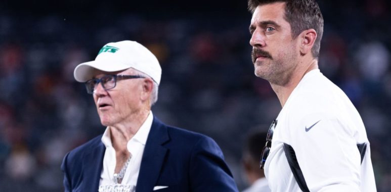 QB Aaron Rodgers y el dueño Woody Johnson, New York Jets