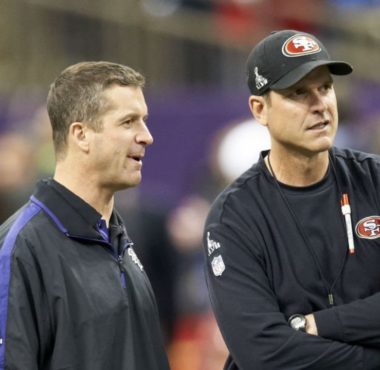 HC John Harbaugh, Baltimore Ravens, y HC Jim Harbaugh, San Francisco 49ers, en el SB XLVII