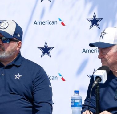 HC Mike McCarthy, y dueño Jerry Jones, Dallas Cowboys