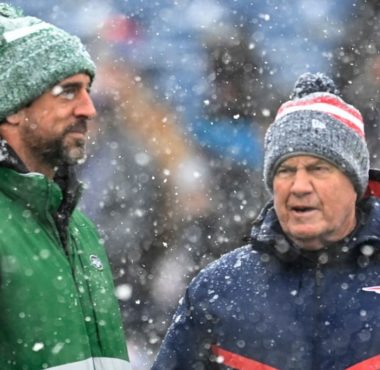 QB Aaron Rodgers, New York Jets; y HC Bill Belichick con los New England Patriots