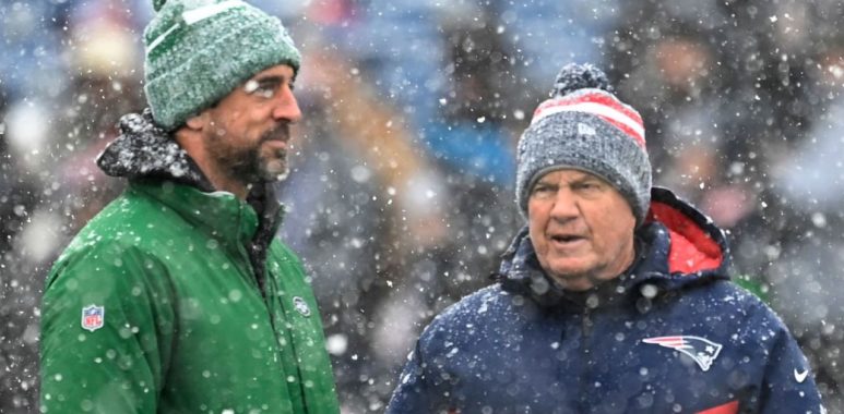 QB Aaron Rodgers, New York Jets; y HC Bill Belichick con los New England Patriots