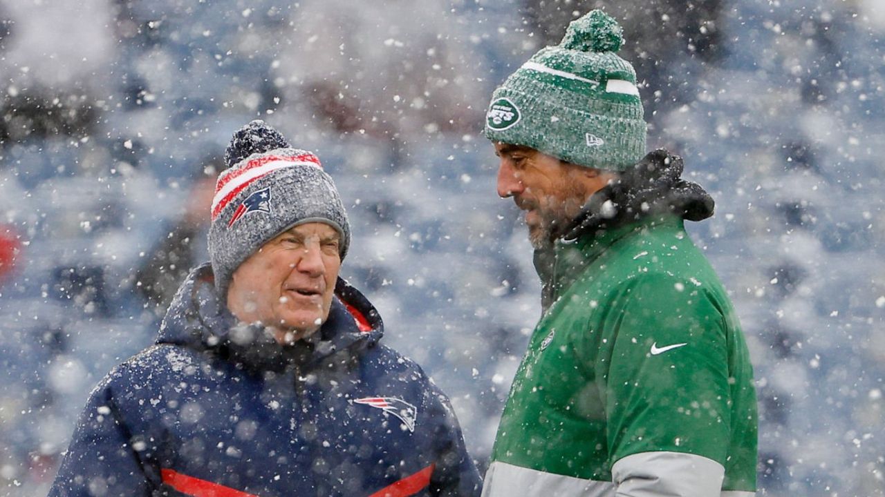 QB Aaron Rodgers, New York Jets; y HC Bill Belichick con los New England Patriots