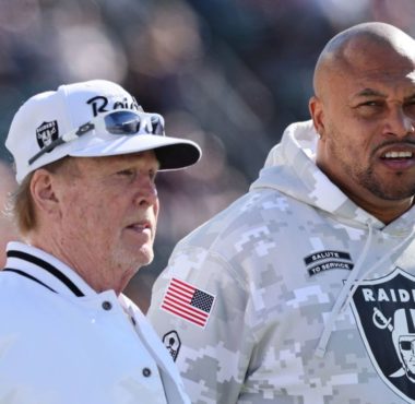 Dueño Mark Davis y HC Antonio Pierce, Las Vegas Raiders