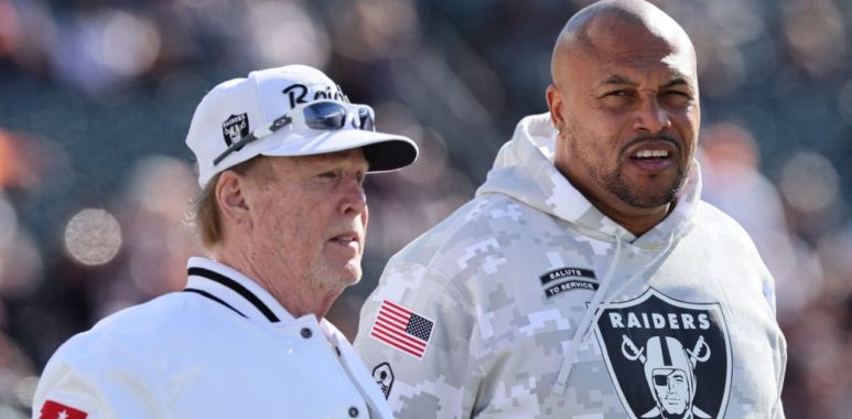 Dueño Mark Davis y HC Antonio Pierce, Las Vegas Raiders