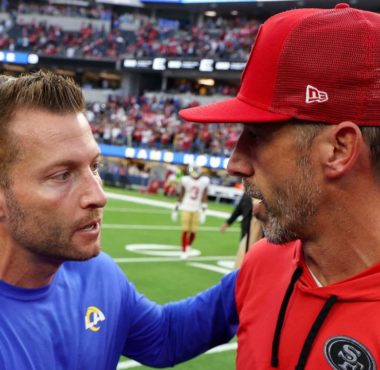 HC Sean McVay (izquierda), Los Angeles Rams; y HC Kyle Shanahan (derecha), San Francisco 49ers