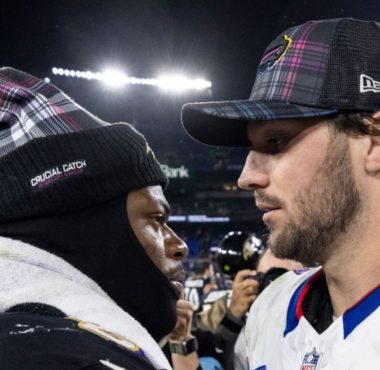 QB Lamar Jackson, Baltimore Ravens, y QB Josh Allen, Buffalo Bills