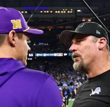 HC Kevin O'Connell, Minnesota Vikings; y HC Dan Campbell, Detroit Lions