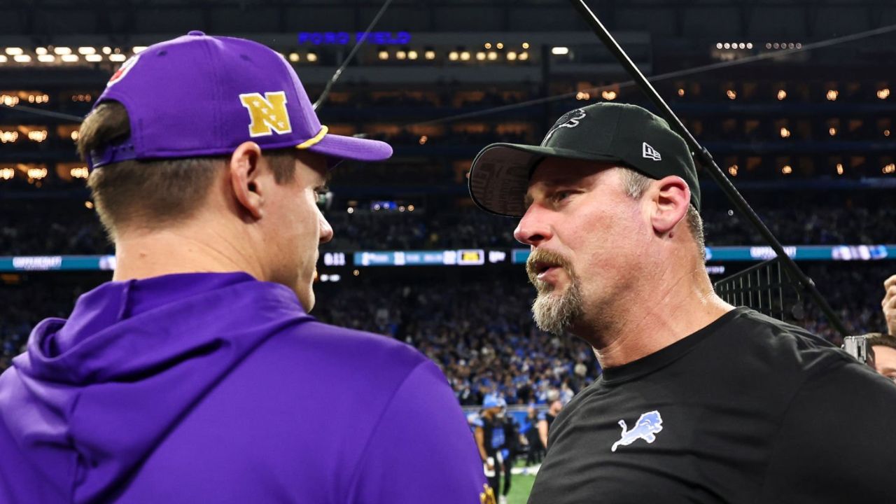 HC Kevin O'Connell, Minnesota Vikings; y HC Dan Campbell, Detroit Lions