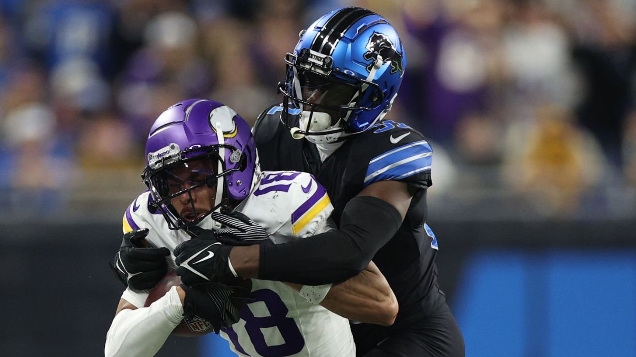 S Kerby Joseph, Detroit Lions, derribando al WR Justin Jefferson, Minnesota Vikings