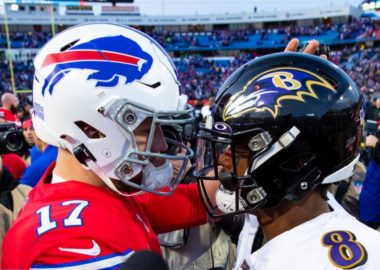 QB Josh Allen, Buffalo Bills; y QB Lamar Jackson, Baltimore Ravens