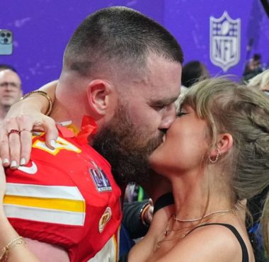 TE Travis Kelce, Kansas City Chiefs; y su pareja, Taylor Swift