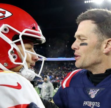 QB Patrick Mahomes, Kansas City Chiefs; QB Tom Brady en su etapa con los New England Patriots