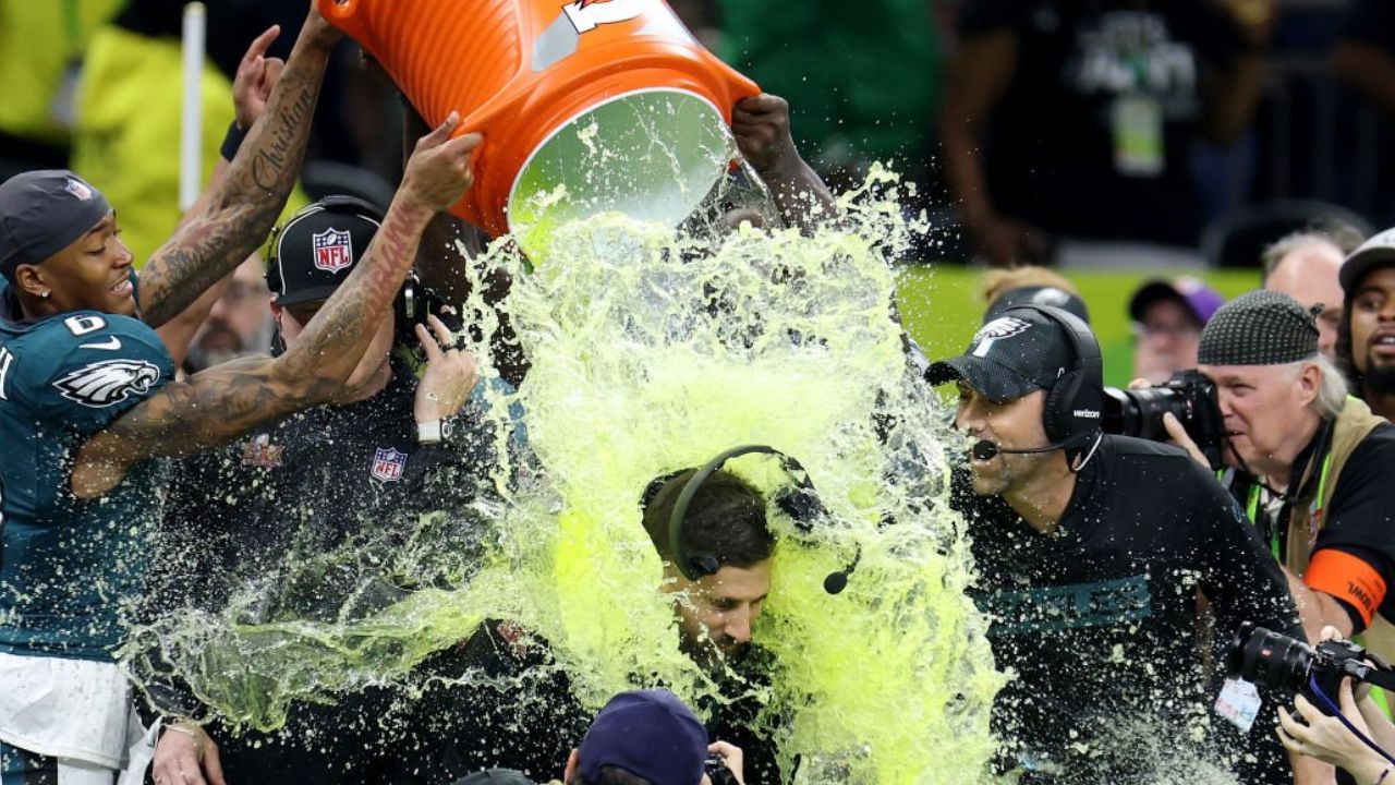 HC Nick Sirianni, Philadelphia Eagles; baño de Gatorade en el SB LIX