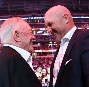 Jerry Jones, dueño de los Dallas Cowboys; ex TE Jason Witten