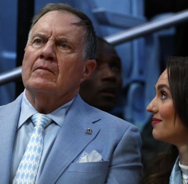 Bill Belichick y su pareja, Jordon Hudson,